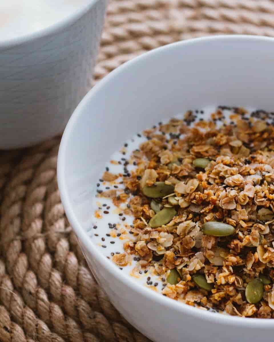 قیمت گرانولا دانه چیا و کنجد با کیفیت ارزان + خرید عمده